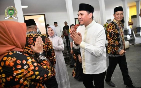 Ketua Dewan Perwakilan Rakyat Daerah (DPRD) Provinsi Sumatera Selatan, Andie Dinialdie, didampingi istri, menggelar acara halal bi halal pada hari Selasa, tanggal 01 April 2025, di rumah dinas Ketua DPRD Sumsel. (BEKISARMEDIA.ID/SIKUMBANG)