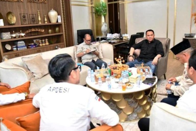 Ketua Dewan Perwakilan Rakyat Daerah (DPRD) Provinsi Sumatera Selatan (Sumsel), Andie Dinialdie, menerima audiensi dari pengurus Dewan Pimpinan Daerah (DPD) Asosiasi Pemerintah Desa Seluruh Indonesia Sumsel. (BEKISARMEDIA.ID/SIKUMBANG)
