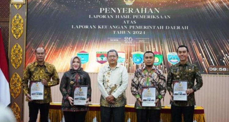 Bupati OKI, H. Muchendi, menerima Laporan Hasil Pemeriksaan (LHP) atas Laporan Keuangan Pemerintah Daerah (LKPD) Tahun Anggaran 2024 dari Kepala BPK Republik Indonesia Perwakilan Sumatera Selatan (Sumsel), Rio Tirta, di kantor BPK Sumsel, pada hari Senin, tanggal 26 Mei 2025. (BEKISARMEDIA.ID/SIKUMBANG)