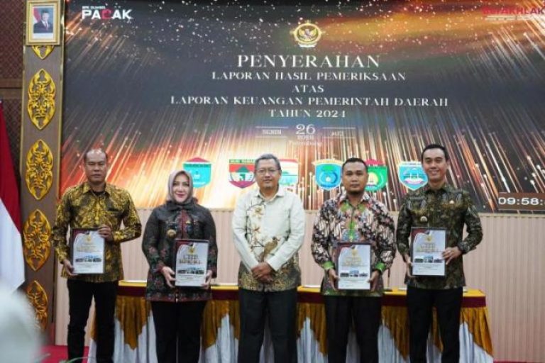 Bupati OKI, H. Muchendi, menerima Laporan Hasil Pemeriksaan (LHP) atas Laporan Keuangan Pemerintah Daerah (LKPD) Tahun Anggaran 2024 dari Kepala BPK Republik Indonesia Perwakilan Sumatera Selatan (Sumsel), Rio Tirta, di kantor BPK Sumsel, pada hari Senin, tanggal 26 Mei 2025. (BEKISARMEDIA.ID/SIKUMBANG)