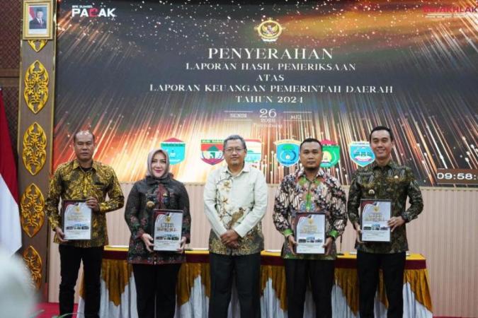 Bupati OKI, H. Muchendi, menerima Laporan Hasil Pemeriksaan (LHP) atas Laporan Keuangan Pemerintah Daerah (LKPD) Tahun Anggaran 2024 dari Kepala BPK Republik Indonesia Perwakilan Sumatera Selatan (Sumsel), Rio Tirta, di kantor BPK Sumsel, pada hari Senin, tanggal 26 Mei 2025. (BEKISARMEDIA.ID/SIKUMBANG)