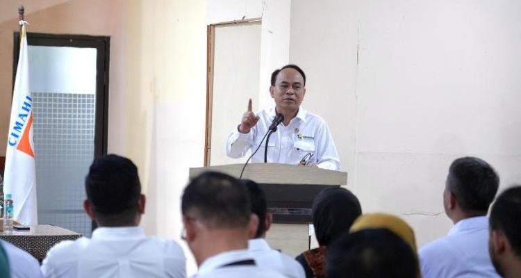 Menteri Koperasi Republik Indonesia, Budi Ari Setiadi, saat melakukan kunjungan kerja ke kelurahan Cibeber, Kota Cimahi, Provinsi Jawa Barat, 15 Mei 2025. (foto : kop.go.id)