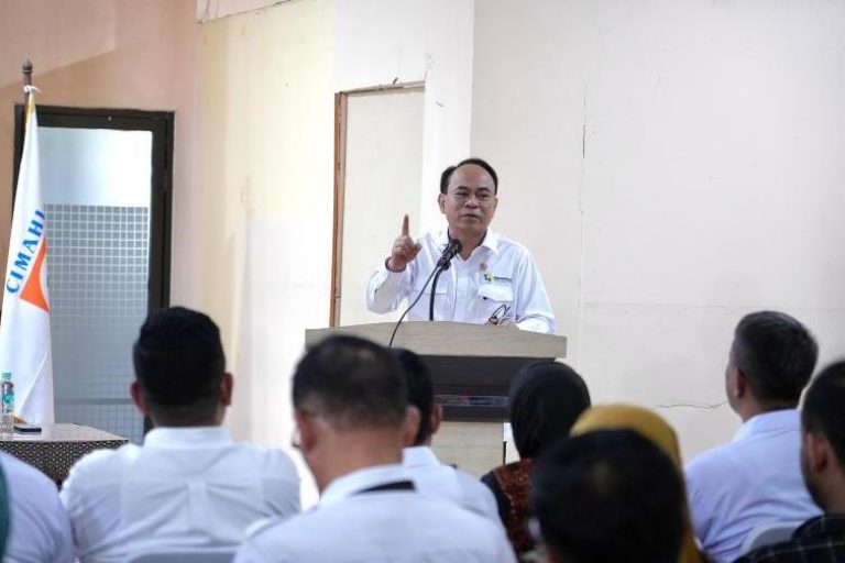 Menteri Koperasi Republik Indonesia, Budi Ari Setiadi, saat melakukan kunjungan kerja ke kelurahan Cibeber, Kota Cimahi, Provinsi Jawa Barat, 15 Mei 2025. (foto : kop.go.id)