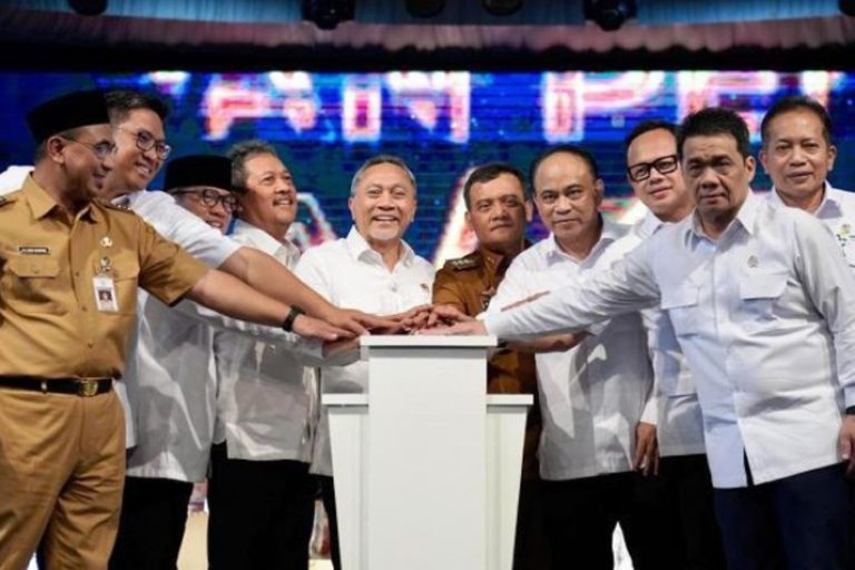 Menteri Koperasi Republik Indonesia, Budi Arie Setiadi, saat dialog percepatan Musyawarah Desa atau Kelurahan Khusus pembentukan Koperasi Desa atau Kelurahan se Jawa Tengah, di Semarang, pada hari Selasa, tanggal 6 Mei 2025. (foto : kop.go.id)