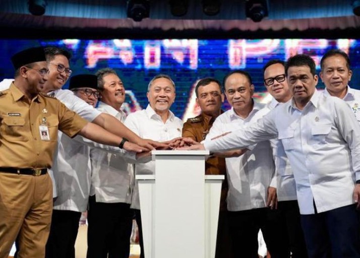 Menteri Koperasi Republik Indonesia, Budi Arie Setiadi, saat dialog percepatan Musyawarah Desa atau Kelurahan Khusus pembentukan Koperasi Desa atau Kelurahan se Jawa Tengah, di Semarang, pada hari Selasa, tanggal 6 Mei 2025. (foto : kop.go.id)