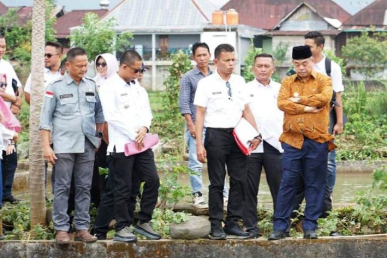 Bupati Lahat, Bursah Zarnubi, meninjau lokasi budidaya ikan di Desa Sukarami, hari Kamis, tanggal 8 Mei 2025. (BEKISARMEDIA.ID/RASTI)