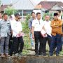 Bupati Lahat, Bursah Zarnubi, meninjau lokasi budidaya ikan di Desa Sukarami, hari Kamis, tanggal 8 Mei 2025. (BEKISARMEDIA.ID/RASTI)