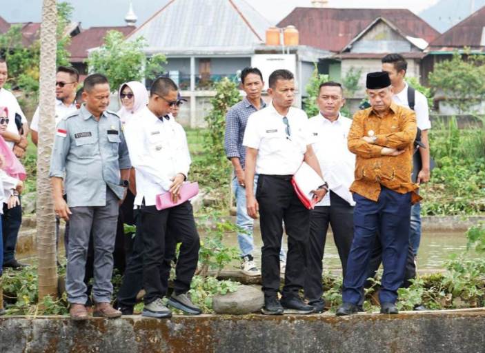 Bupati Lahat, Bursah Zarnubi, meninjau lokasi budidaya ikan di Desa Sukarami, hari Kamis, tanggal 8 Mei 2025. (BEKISARMEDIA.ID/RASTI)