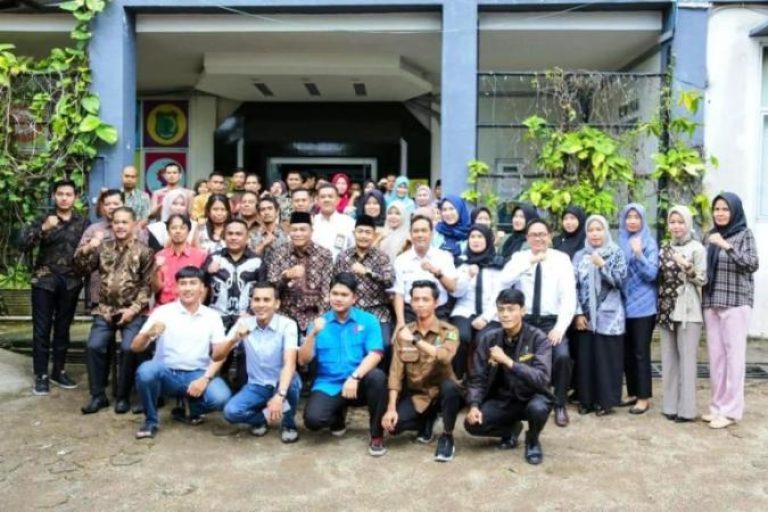 Bupati dan Wakil Bupati Kabupaten Musi Banyuasin foto bersama dengan staf Dinas Komunikasi dan Informatika. (BEKISARMEDIA.ID/APRIZAL)