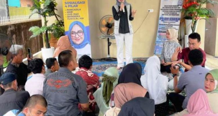 Anggota MPR RI asal Provinsi Sumatera Selatan, Amaliah Sobli, menggelar acara Sosialisasi Empat Pilar di Jalan Langgar, RT 44 RW 06 Kelurahan Sukamaju, Kecamatan Sako, Palembang, hari Jum'at, tanggal 16 Mei 2025. (BEKISARMEDIA.ID/HAYATI)