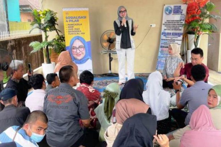 Anggota MPR RI asal Provinsi Sumatera Selatan, Amaliah Sobli, menggelar acara Sosialisasi Empat Pilar di Jalan Langgar, RT 44 RW 06 Kelurahan Sukamaju, Kecamatan Sako, Palembang, hari Jum'at, tanggal 16 Mei 2025. (BEKISARMEDIA.ID/HAYATI)