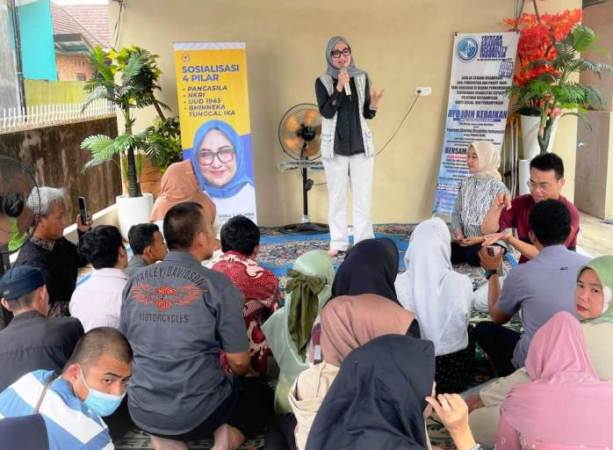 Anggota MPR RI asal Provinsi Sumatera Selatan, Amaliah Sobli, menggelar acara Sosialisasi Empat Pilar di Jalan Langgar, RT 44 RW 06 Kelurahan Sukamaju, Kecamatan Sako, Palembang, hari Jum'at, tanggal 16 Mei 2025. (BEKISARMEDIA.ID/HAYATI)