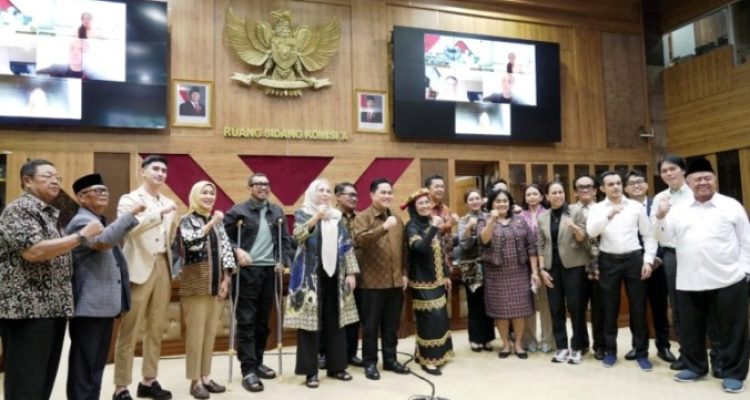 Ketua Umum PSSI, Erick Thohir, menyampaikan apresiasi atas langkah cepat dan bijak Komisi X dan Komisi III DPR Republik Indonesia yang telah menyetujui proses naturalisasi empat pemain sepak bola wanita muda dalam Rapat Kerja (Raker) bersama di Gedung DPR/MPR, Senayan, Jakarta, hari Senin, tanggal 26 Mei 2025. (BEKISARMEDIA.ID/PSSI.ORG)