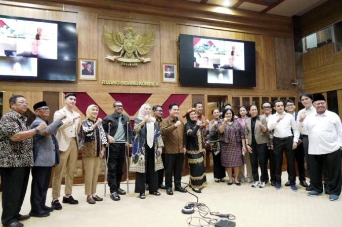 Ketua Umum PSSI, Erick Thohir, menyampaikan apresiasi atas langkah cepat dan bijak Komisi X dan Komisi III DPR Republik Indonesia yang telah menyetujui proses naturalisasi empat pemain sepak bola wanita muda dalam Rapat Kerja (Raker) bersama di Gedung DPR/MPR, Senayan, Jakarta, hari Senin, tanggal 26 Mei 2025. (BEKISARMEDIA.ID/PSSI.ORG)