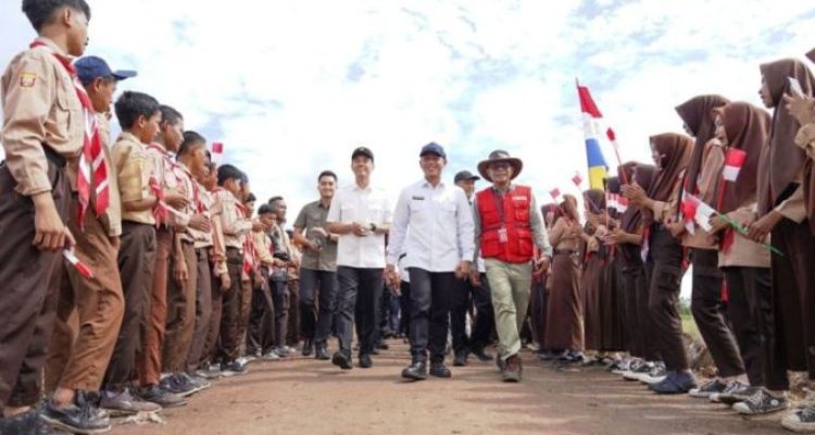 Menteri Lingkungan Hidup, Dr. Hanif Faisol Nurofiq, saat kunjungan kerja di Desa Jadi Mulya, Kecamatan Air Sugihan, pada hari Minggu, tanggal 25 Mei 2025. (BEKISARMEDIA.ID/SIKUMBANG)