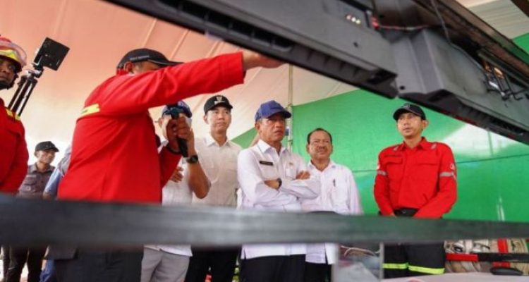 Bupati OKI, H. Muchendi, saat mendampingi Menteri Lingkungan Hidup (MenLH) Republik Indonesia, Dr. Hanif Faisol Nurofiq, melakukan pengecekan kesiapsiagaan penanggulangan Karhutla sekaligus launching Program Desa Mandiri Peduli Gambut se Indonesia, yang dipusatkan di Air Sugihan, Kabupaten OKI, pada hari Minggu, tanggal 25 Mei 2025. (BEKISARMEDIA.ID/SIKUMBANG)