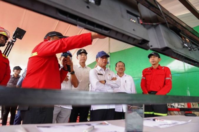 Bupati OKI, H. Muchendi, saat mendampingi Menteri Lingkungan Hidup (MenLH) Republik Indonesia, Dr. Hanif Faisol Nurofiq, melakukan pengecekan kesiapsiagaan penanggulangan Karhutla sekaligus launching Program Desa Mandiri Peduli Gambut se Indonesia, yang dipusatkan di Air Sugihan, Kabupaten OKI, pada hari Minggu, tanggal 25 Mei 2025. (BEKISARMEDIA.ID/SIKUMBANG)