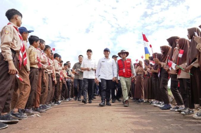 Menteri Lingkungan Hidup, Dr. Hanif Faisol Nurofiq, saat kunjungan kerja di Desa Jadi Mulya, Kecamatan Air Sugihan, pada hari Minggu, tanggal 25 Mei 2025. (BEKISARMEDIA.ID/SIKUMBANG)