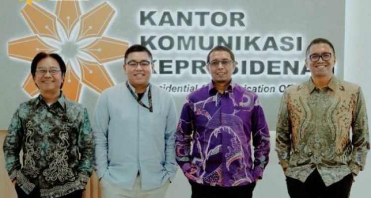 Juru Bicara Presiden Republik Indonesia, Hasan Nasbi (batik warna biru), di Kantor Komunikasi Kepresidenan Republik Indonesia. (x.com/pco_ri)