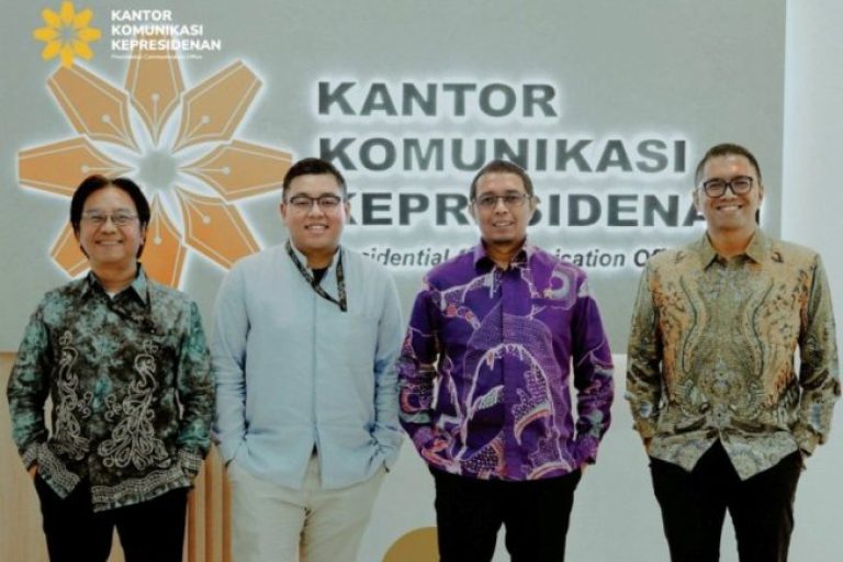 Juru Bicara Presiden Republik Indonesia, Hasan Nasbi (batik warna biru), di Kantor Komunikasi Kepresidenan Republik Indonesia. (x.com/pco_ri)