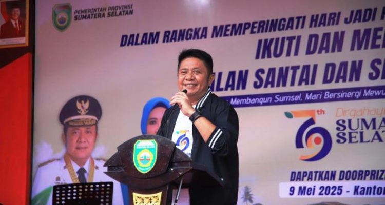 Gubenur Provinsi Sumatera Selatan, Herman Deru, memberikan sambutan pada acara jalan santai dan senam bersama di halaman kantor Gubernur Sumsel, hari Jum'at, tanggal 9 Mei 2025. (BEKISARMEDIA.ID/SIKUMBANG)