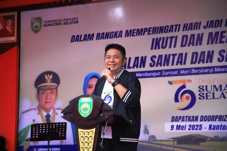 Gubenur Provinsi Sumatera Selatan, Herman Deru, memberikan sambutan pada acara jalan santai dan senam bersama di halaman kantor Gubernur Sumsel, hari Jum'at, tanggal 9 Mei 2025. (BEKISARMEDIA.ID/SIKUMBANG)