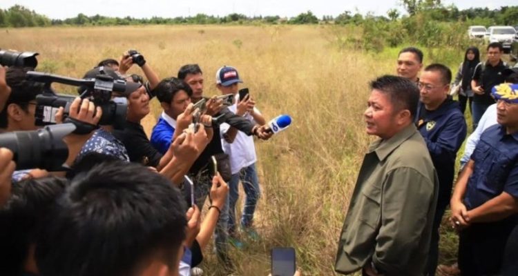 Ikatan Motor Indonesia (IMI) Sumsel, Herman Deru melakukan peninjauan langsung ke lahan yang akan dijadikan arena Grass Track di kawasan Jakabaring Sport City (JSC), Palembang, pada hari Senin, tanggal 12 Mei 2025. (BEKISARMEDIA.ID/SIKUMBANG)
