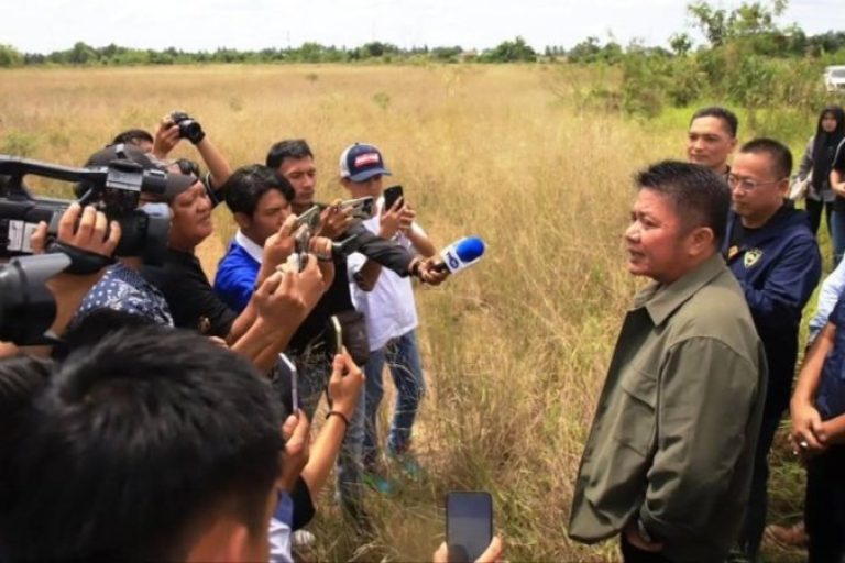 Ikatan Motor Indonesia (IMI) Sumsel, Herman Deru melakukan peninjauan langsung ke lahan yang akan dijadikan arena Grass Track di kawasan Jakabaring Sport City (JSC), Palembang, pada hari Senin, tanggal 12 Mei 2025. (BEKISARMEDIA.ID/SIKUMBANG)