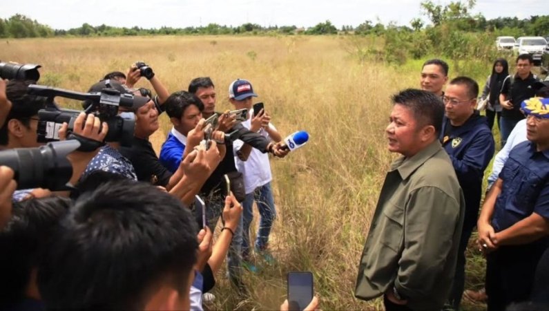 Ikatan Motor Indonesia (IMI) Sumsel, Herman Deru melakukan peninjauan langsung ke lahan yang akan dijadikan arena Grass Track di kawasan Jakabaring Sport City (JSC), Palembang, pada hari Senin, tanggal 12 Mei 2025. (BEKISARMEDIA.ID/SIKUMBANG)