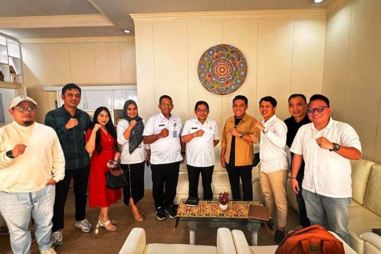 Pengurus BPD Himpunan Pengusaha Muda Indonesia (HIPMI) Sumatera Selatan Bidang VIII yang membawahi sektor Pariwisata, Industri Kreatif, dan Infokomdigi melakukan audiensi dengan Kepala Dinas Kebudayaan dan Pariwisata (Disbudpar) Provinsi Sumatera Selatan, Pandji Tjahjanto, pada Rabu sore (21/5) di Kantor Disbudpar Prov. Sumsel. (BEKISARMEDIA.ID/BPD HIPMI SUMSEL)