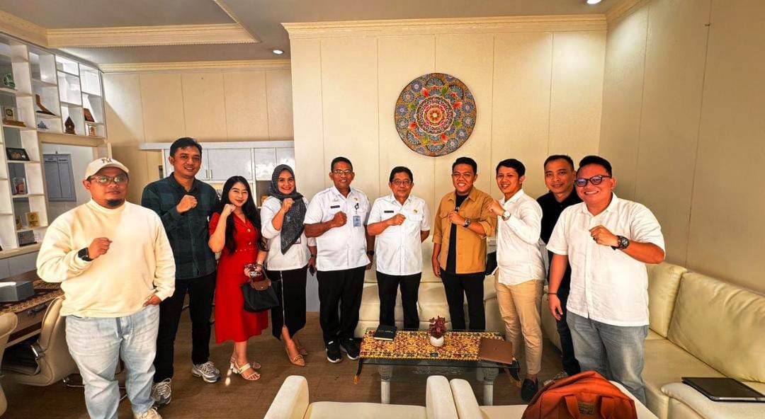 Pengurus BPD Himpunan Pengusaha Muda Indonesia (HIPMI) Sumatera Selatan Bidang VIII yang membawahi sektor Pariwisata, Industri Kreatif, dan Infokomdigi melakukan audiensi dengan Kepala Dinas Kebudayaan dan Pariwisata (Disbudpar) Provinsi Sumatera Selatan, Pandji Tjahjanto, pada Rabu sore (21/5) di Kantor Disbudpar Prov. Sumsel. (BEKISARMEDIA.ID/BPD HIPMI SUMSEL)