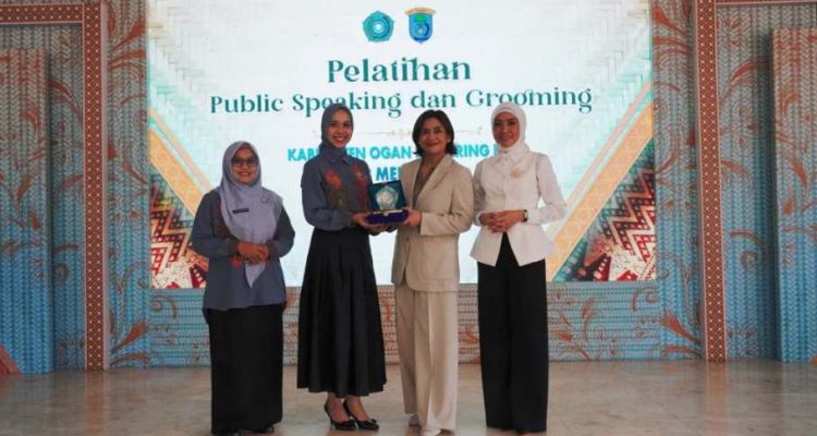 Ketua Tim Penggerak Pemberdayaan Kesejahteraan Keluarga Kabupaten Ogan Komering Ilir, Ike Meilina, saat menghadiri acara seminar dan pelatihan public speaking serta tata busana bagi seluruh pengurus, pada hari Kamis, tanggal 8 Mei 2025. (BEKISARMEDIA.ID/SIKUMBANG)