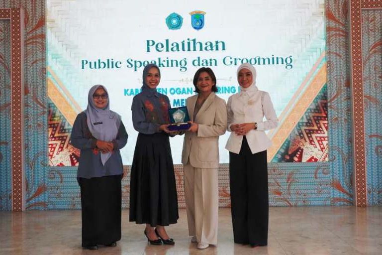Ketua Tim Penggerak Pemberdayaan Kesejahteraan Keluarga Kabupaten Ogan Komering Ilir, Ike Meilina, saat menghadiri acara seminar dan pelatihan public speaking serta tata busana bagi seluruh pengurus, pada hari Kamis, tanggal 8 Mei 2025. (BEKISARMEDIA.ID/SIKUMBANG)