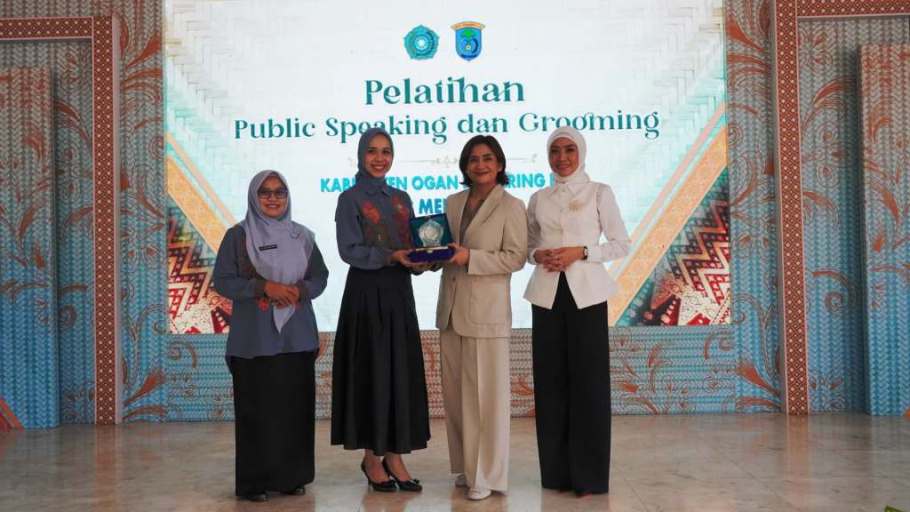 Ketua Tim Penggerak Pemberdayaan Kesejahteraan Keluarga Kabupaten Ogan Komering Ilir, Ike Meilina, saat menghadiri acara seminar dan pelatihan public speaking serta tata busana bagi seluruh pengurus, pada hari Kamis, tanggal 8 Mei 2025. (BEKISARMEDIA.ID/SIKUMBANG)
