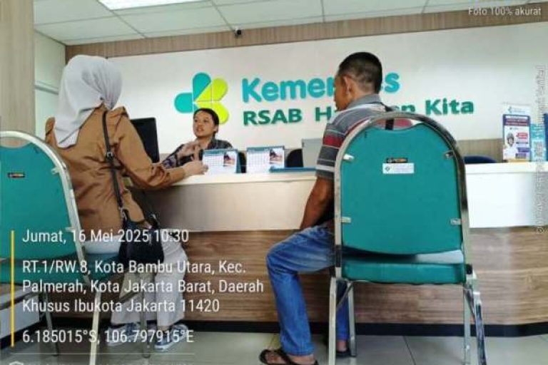 Melalui program Bantuan Sayang Anak (BASANAK), seorang anak bernama Afifah, yang mengidap penyakit jantung bocor, resmi diberangkatkan ke Rumah Sakit Cipto Mangunkusumo (RSCM) Jakarta, untuk menjalani pengobatan intensif. (BEKISARMEDIA.ID/APRIZAL)