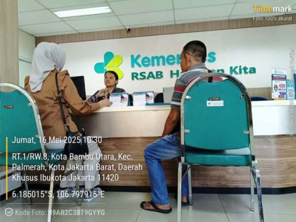 Melalui program Bantuan Sayang Anak (BASANAK), seorang anak bernama Afifah, yang mengidap penyakit jantung bocor, resmi diberangkatkan ke Rumah Sakit Cipto Mangunkusumo (RSCM) Jakarta, untuk menjalani pengobatan intensif. (BEKISARMEDIA.ID/APRIZAL)