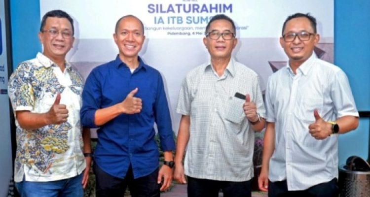 Yudha Pratomo Mahyuddin (Kemeja Biru), Ketua Ikatan Alumni Institut Teknologi Bandung, bersama alumni yang lainnya, hari Minggu, tanggal 4 Mei 2025. (BEKISARMEDIA.ID/SIKUMBANG)