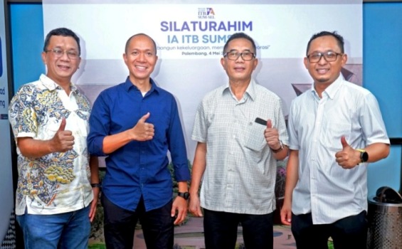 Yudha Pratomo Mahyuddin (Kemeja Biru), Ketua Ikatan Alumni Institut Teknologi Bandung, bersama alumni yang lainnya, hari Minggu, tanggal 4 Mei 2025. (BEKISARMEDIA.ID/SIKUMBANG)