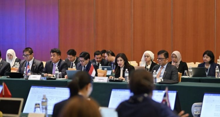 Dirjen KPM Kemkomdigi, Fifi Aleyda Yahya (tengah), memberikan sambutan dalam pertemuan ASEAN Ministers Responsible for Information (AMRI) ke-17 di Brunei Darussalam, Kamis (8/5/2025). (foto : Dok. Ditjen KPM Kemkomdigi)