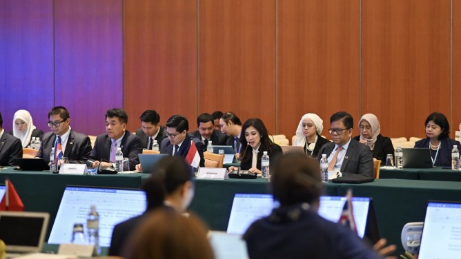 Dirjen KPM Kemkomdigi, Fifi Aleyda Yahya (tengah), memberikan sambutan dalam pertemuan ASEAN Ministers Responsible for Information (AMRI) ke-17 di Brunei Darussalam, Kamis (8/5/2025). (foto : Dok. Ditjen KPM Kemkomdigi)