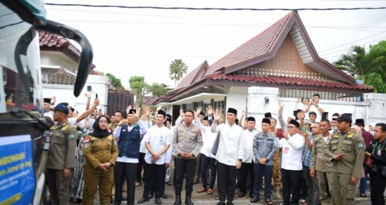 Bupati Kabupaten Ogan Komering Ilir, H. Muchendi, melepas kepergian Jama'ah Calon Haji ke Arab Saudi, pada hari Jum'at, tanggal 16 Mei 2025. (BEKISARMEDIA.ID/SIKUMBANG)