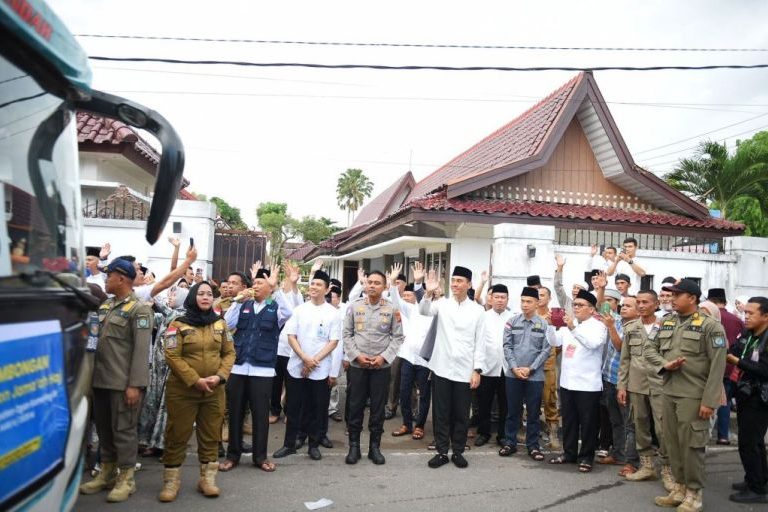 Bupati Kabupaten Ogan Komering Ilir, H. Muchendi, melepas kepergian Jama'ah Calon Haji ke Arab Saudi, pada hari Jum'at, tanggal 16 Mei 2025. (BEKISARMEDIA.ID/SIKUMBANG)