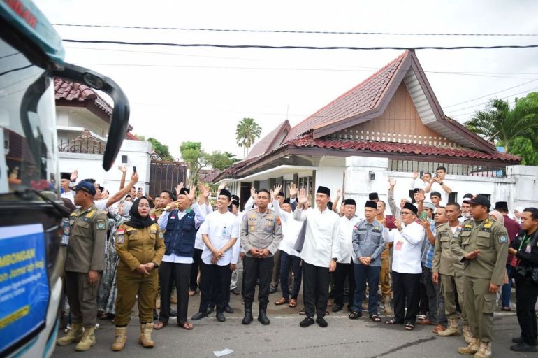 Bupati Kabupaten Ogan Komering Ilir, H. Muchendi, melepas kepergian Jama'ah Calon Haji ke Arab Saudi, pada hari Jum'at, tanggal 16 Mei 2025. (BEKISARMEDIA.ID/SIKUMBANG)