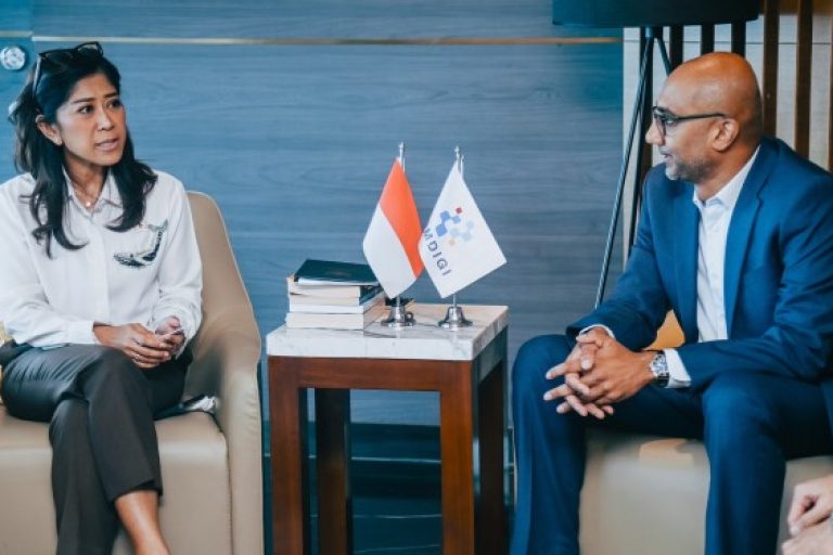Meutya Hafid saat bertemu Senior Vice President Oracle untuk Jepang dan Asia Pasific (JAPAC), Chris Chelliah, di Jakarta, pada hari Senin, tanggal 5 Mei 2025. (foto : komdigi.go.id)