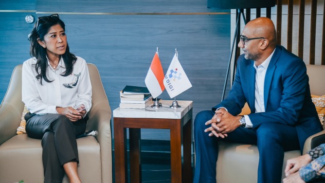 Meutya Hafid saat bertemu Senior Vice President Oracle untuk Jepang dan Asia Pasific (JAPAC), Chris Chelliah, di Jakarta, pada hari Senin, tanggal 5 Mei 2025. (foto : komdigi.go.id)