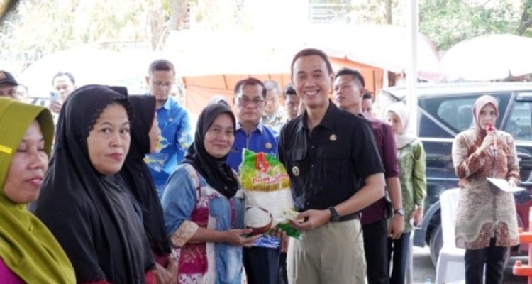 Bupati OKI, H. Muchendi, pada Operasi Pasar Murah di Halaman Gedung Bertingkat Shopping Center Kayuagung, hari Kamis, tanggal 22 Mei 2025. (BEKISARMEDIA.ID/SIKUMBANG)