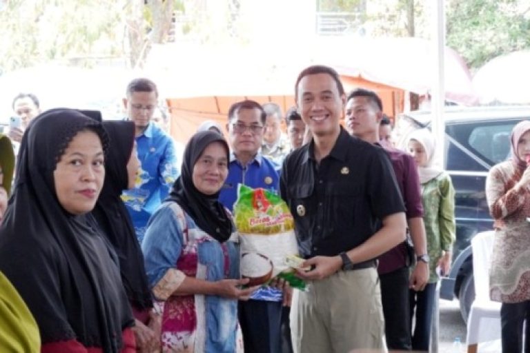 Bupati OKI, H. Muchendi, pada Operasi Pasar Murah di Halaman Gedung Bertingkat Shopping Center Kayuagung, hari Kamis, tanggal 22 Mei 2025. (BEKISARMEDIA.ID/SIKUMBANG)