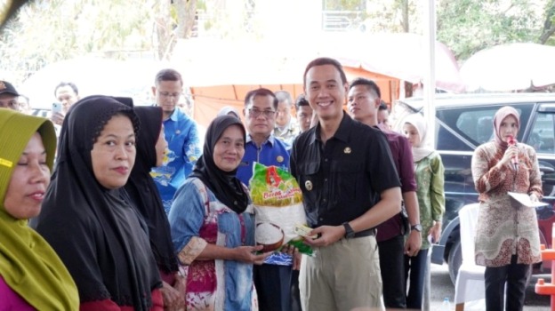 Bupati OKI, H. Muchendi, pada Operasi Pasar Murah di Halaman Gedung Bertingkat Shopping Center Kayuagung, hari Kamis, tanggal 22 Mei 2025. (BEKISARMEDIA.ID/SIKUMBANG)