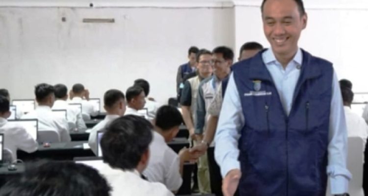 Bupati OKI, Muchendi Mahzareki, saat meninjau pelaksanaan seleksi P3K tahap II yang berlangsung di Gedung Golden Sriwijaya, Palembang, pada hari Sabtu, tanggal 10 Mei 2025. (BEKISARMEDIA.ID/SIKUMBANG)
