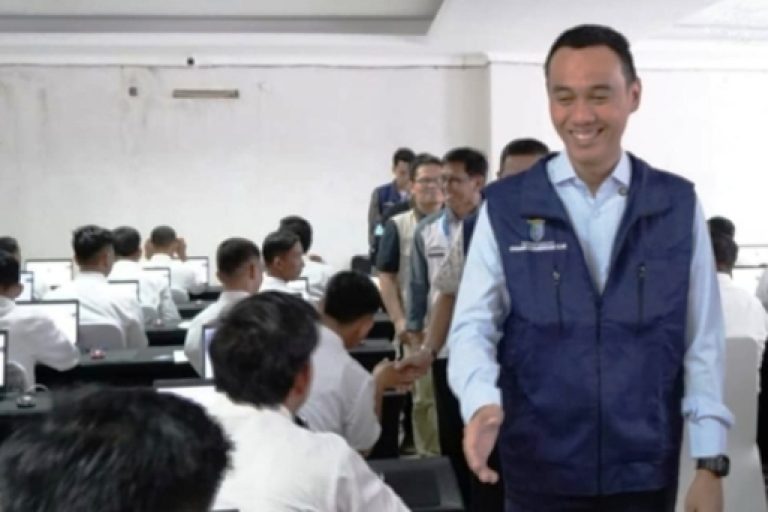 Bupati OKI, Muchendi Mahzareki, saat meninjau pelaksanaan seleksi P3K tahap II yang berlangsung di Gedung Golden Sriwijaya, Palembang, pada hari Sabtu, tanggal 10 Mei 2025. (BEKISARMEDIA.ID/SIKUMBANG)